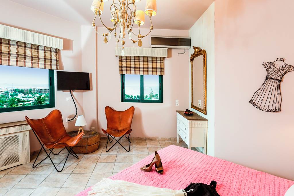 HER_84093_Villa_Golden_Crest_0822_10.jpg