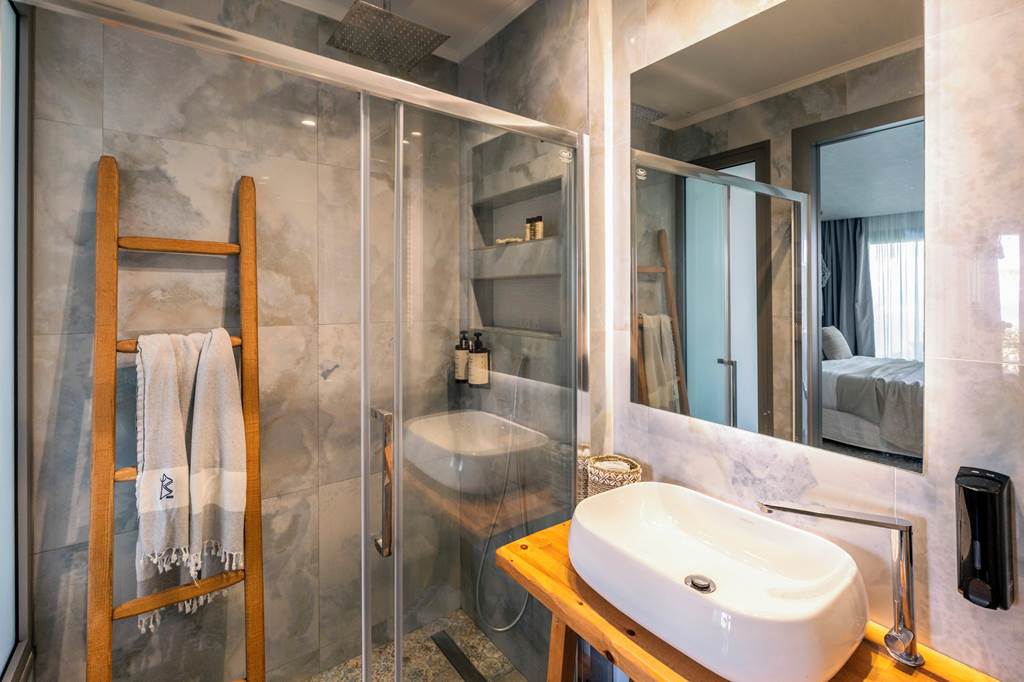 SKG_80160_Blue_Carpet_Luxury_Suites_0325_05.jpg