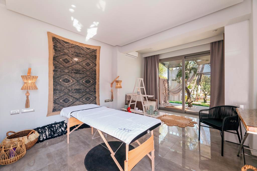 SKG_80160_Blue_Carpet_Luxury_Rooms_1224_01.jpg