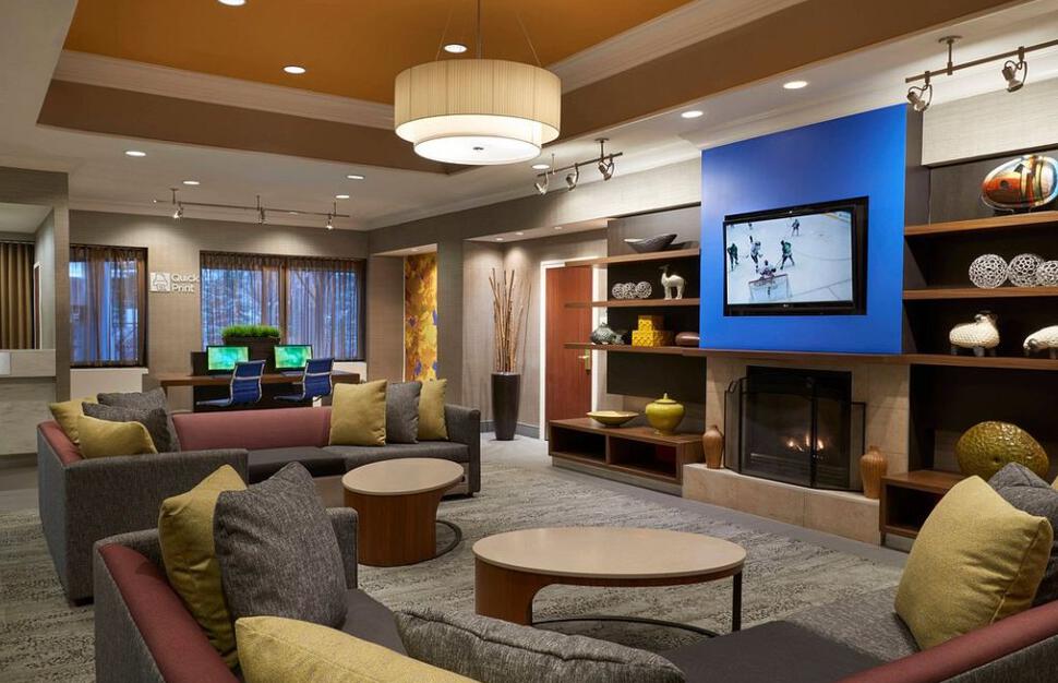 Courtyard-by-Marriott-Toronto-2.jpg
