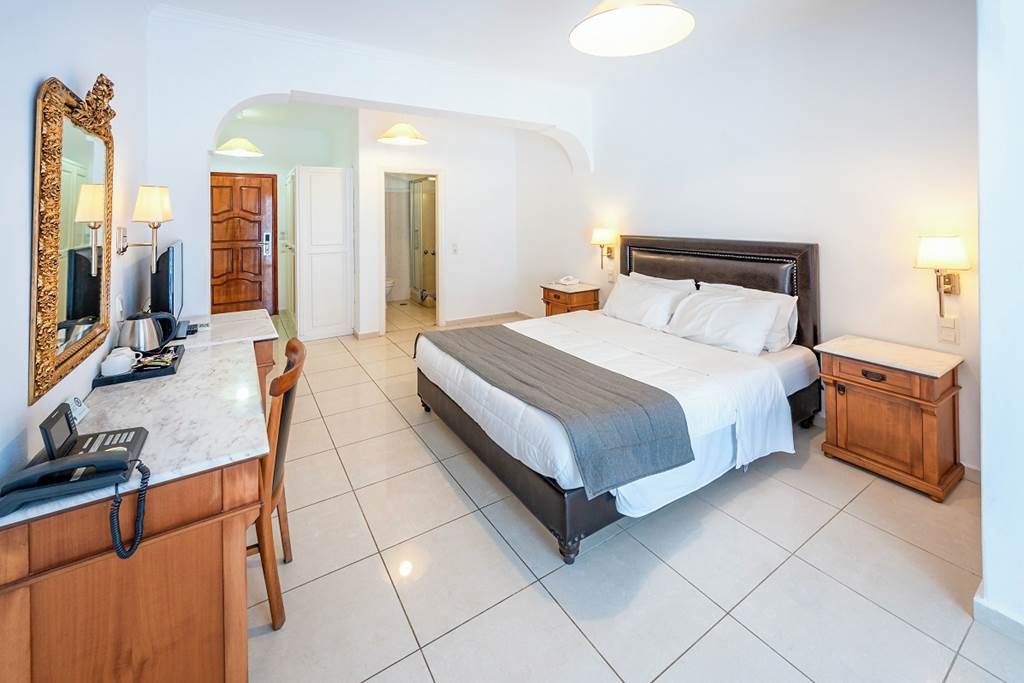 JTR_81480_Mediterranean_White_Resort_0123_32.jpg