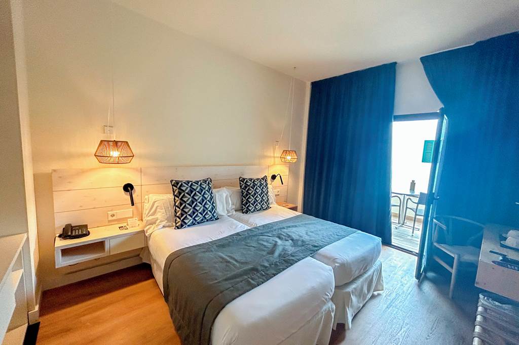PMI_77817_FERGUS_Style_Soller_Beach_0523_15.jpg