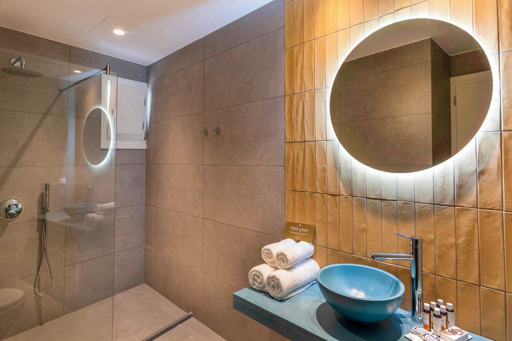 JTR_84577_Secret_View_Hotel_1122_17.jpg