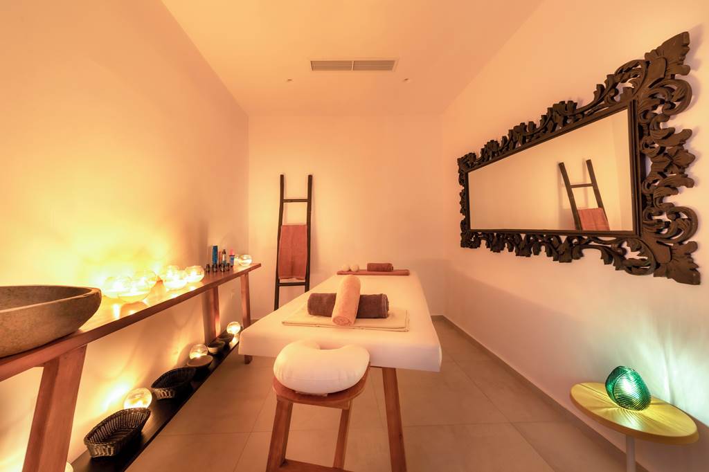 JTR_84577_Secret_View_Hotel_1122_02.jpg