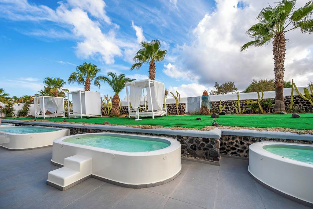 JTR_81480_Mediterranean_White_Resort_0123_42.jpg