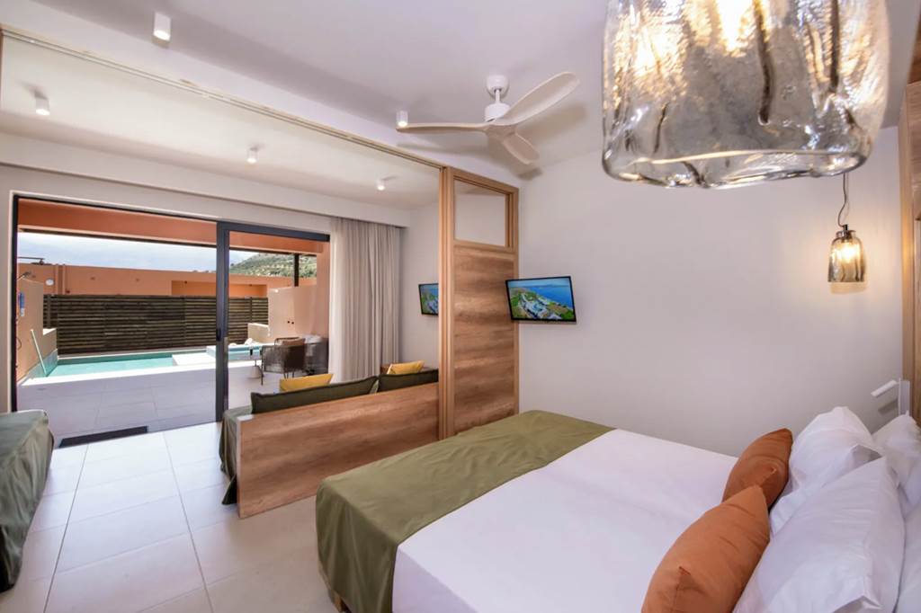CHQ_78449_Kiani_Beach_Resort_0824_01.jpg