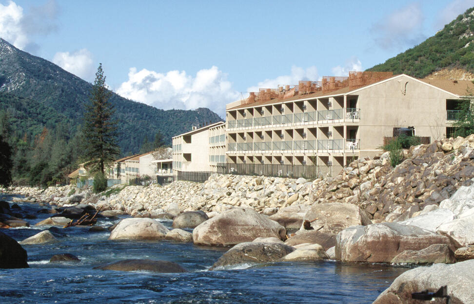 Yosemite-View-Lodge-2.jpg