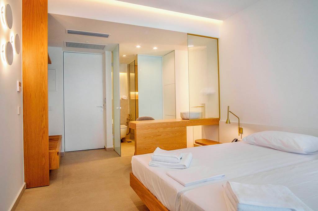 CHQ_88381_Phos_Hotel_1124_04.jpg