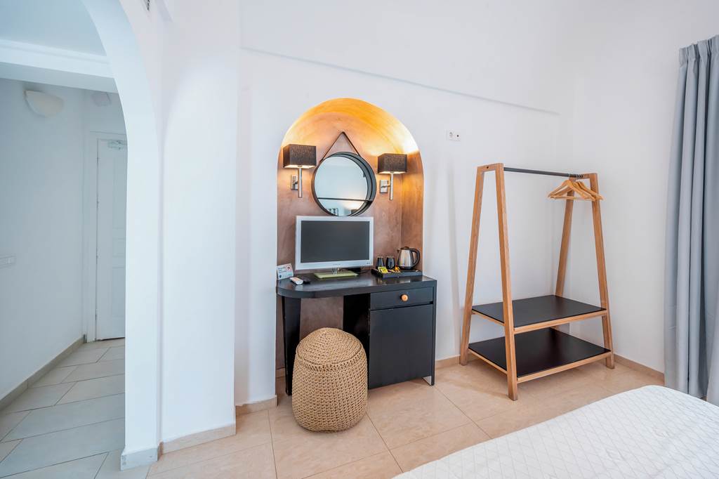 JTR_82654_Smy_Orizontes_Santorini_0823_04.jpg