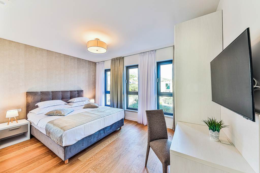 SPU_88730_Villa_Port_Side_0125_05.jpg