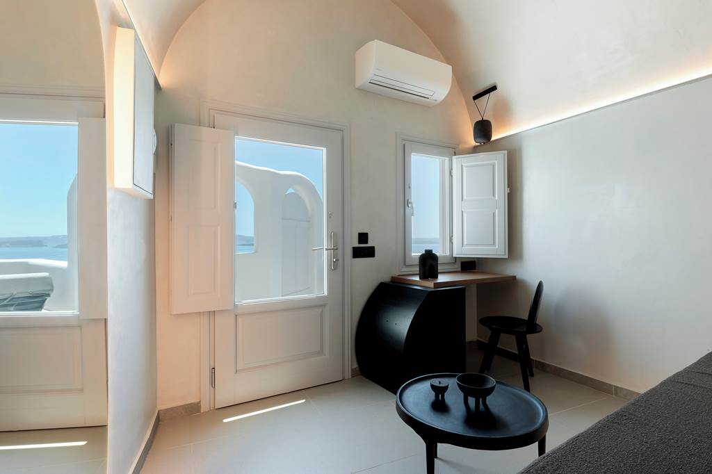 JTR_84225_Hom_Santorini_0423_06.jpg