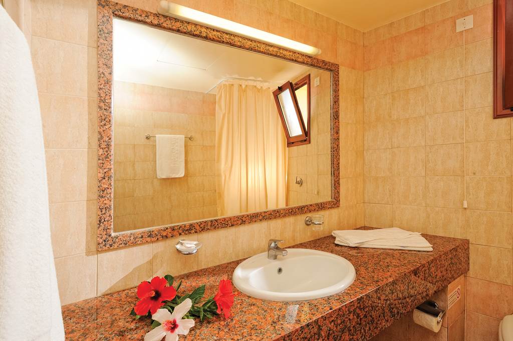 HER_74833_Mari_Lambis_Apartments_0117_09.jpg