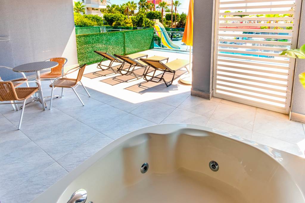 AYT_85744_White_City_Beach_Hotel_1024_10.jpg