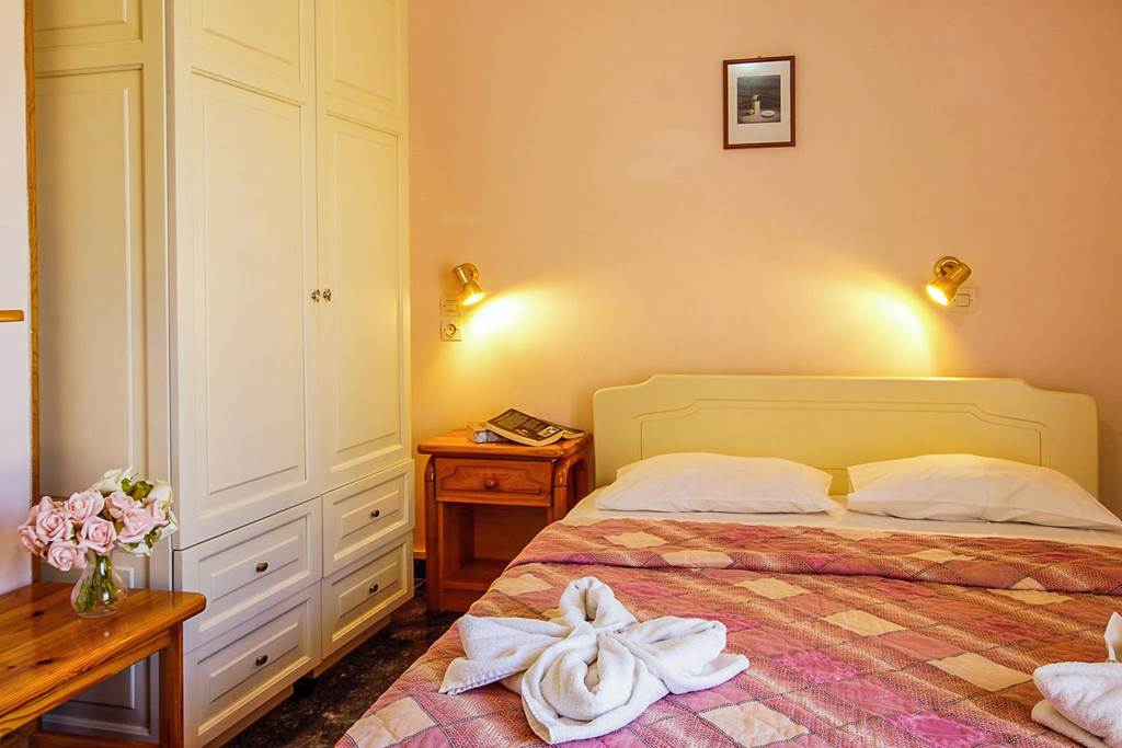 MJT_86619_Iris_Hotel_1123_06.jpg