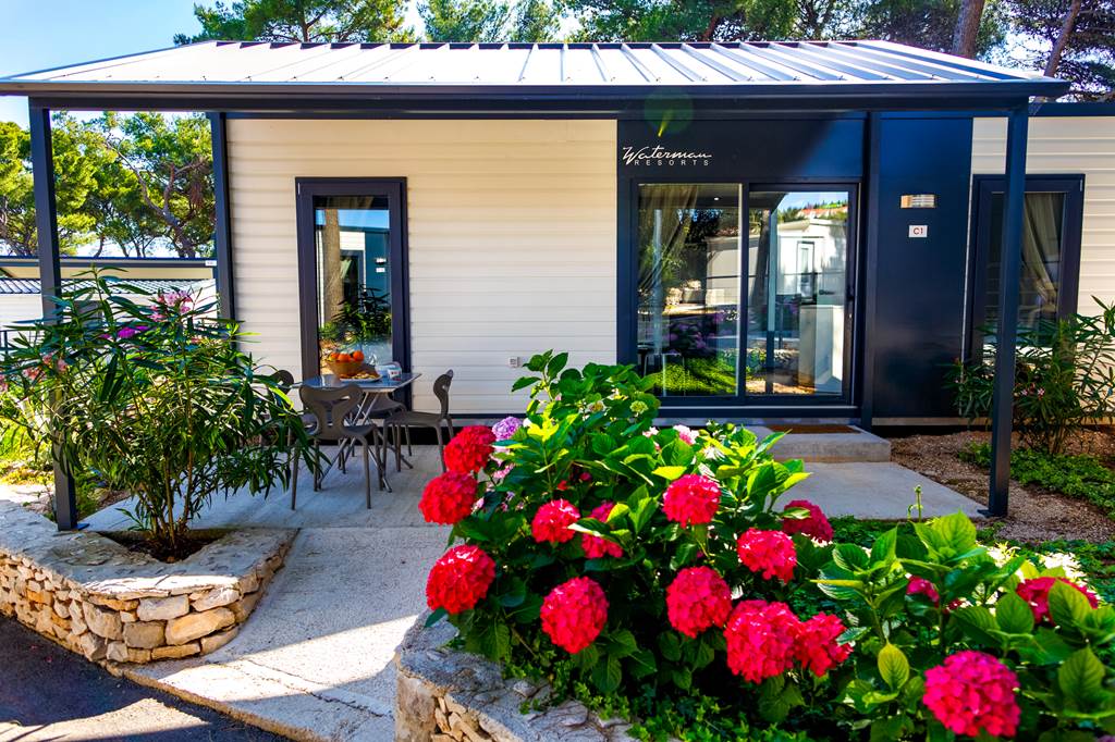 SPU_79342_Waterman_Bch_Village_0918_19.jpg