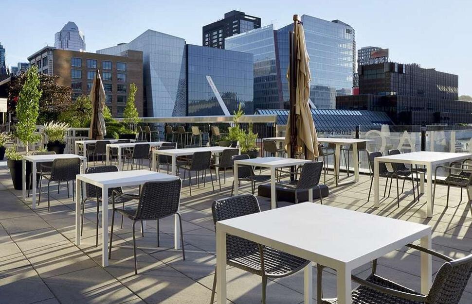 Doubletree-by-Hilton-Montreal-10.jpg