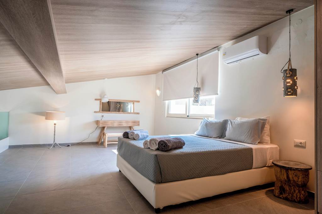 CHQ_88582_Villa_Charoupia_Plaka_1224_02.jpg