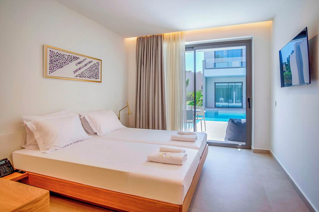 CHQ_88381_Phos_Hotel_1124_05.jpg