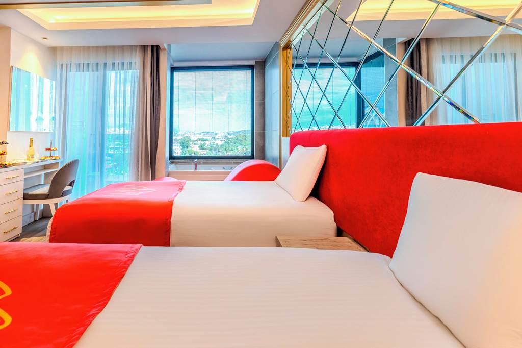 AYT_88509_Granada_Luxury_Red_0824_18.jpg
