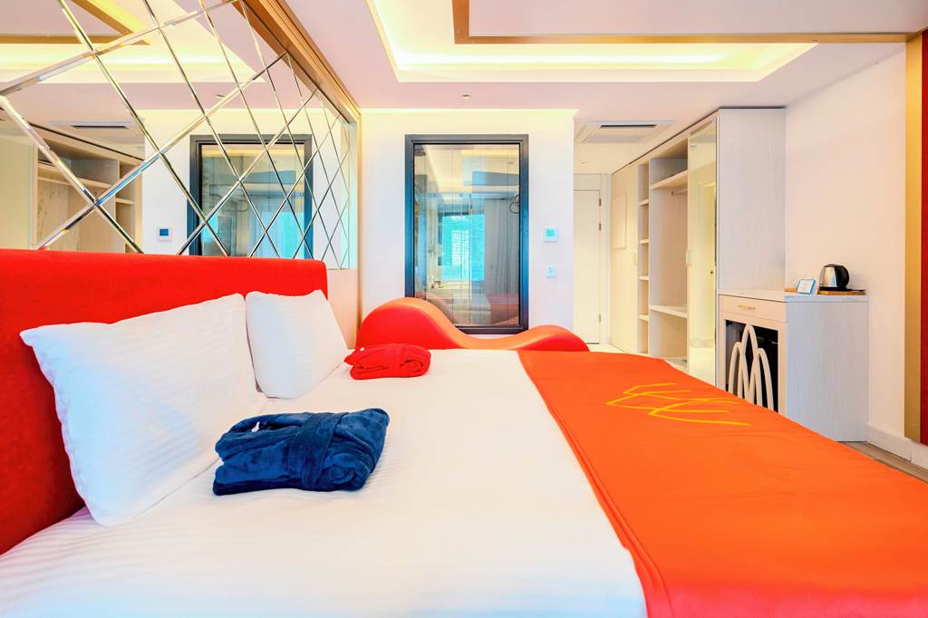 AYT_88509_Granada_Luxury_Red_0824_16.jpg