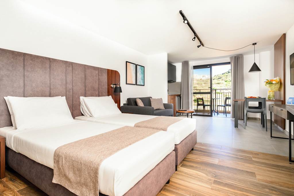 MLA_72189_Luna_Holiday_Complex_0823_01.jpg