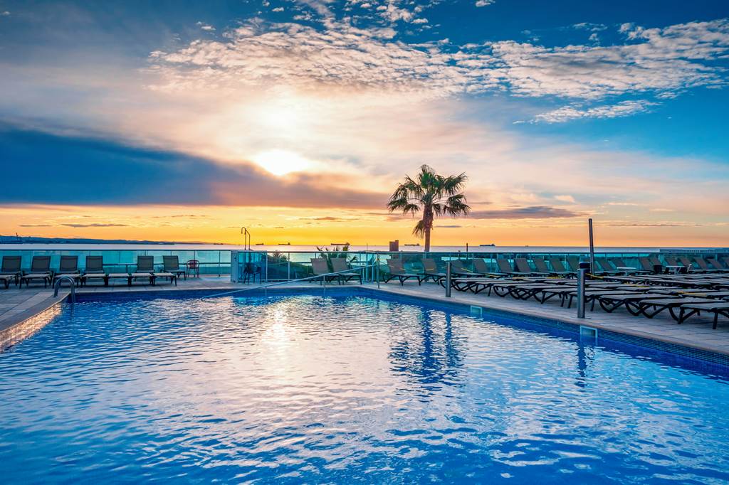 REU_84777_Golden_Donaire_Beach_1122_11.jpg