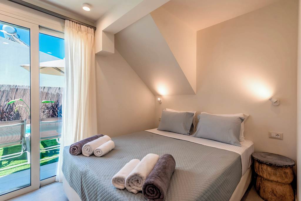 CHQ_88582_Villa_Charoupia_Plaka_1224_01.jpg