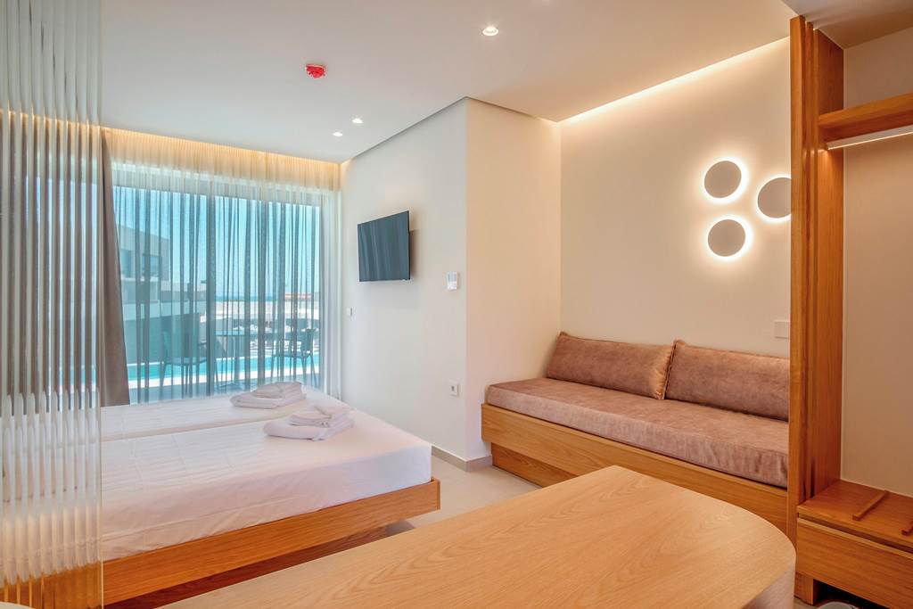 CHQ_88381_Phos_Hotel_1124_08.jpg