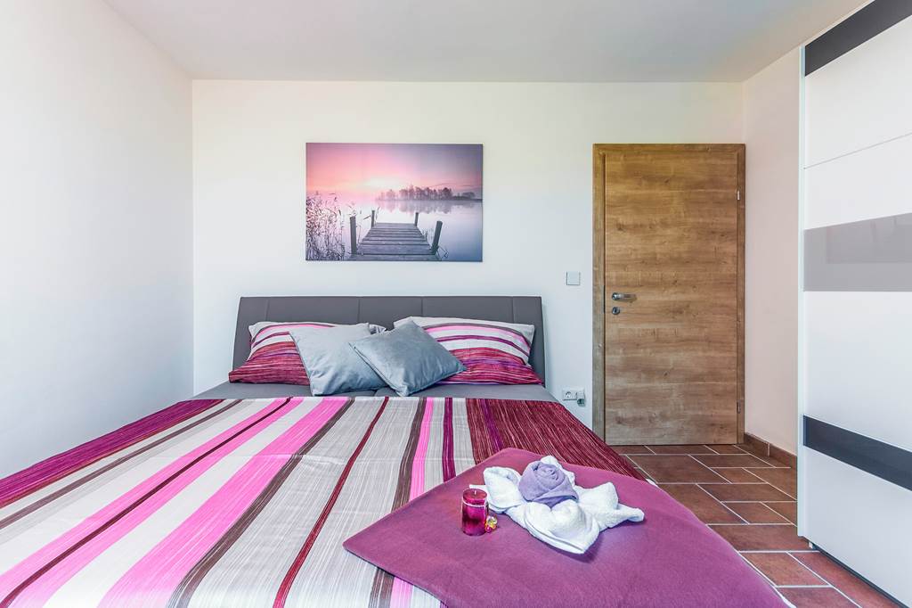 PUY_87633_Villa_Lightwood_0524_02.jpg