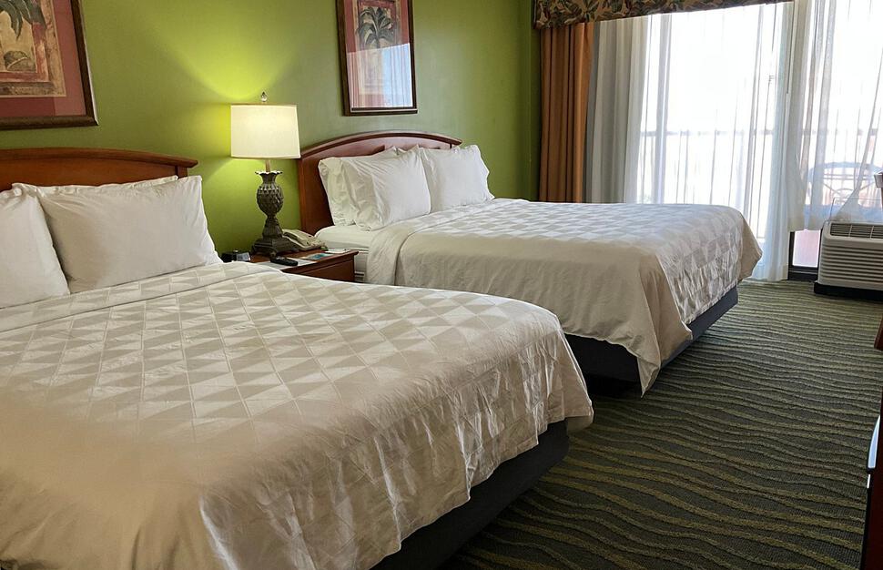 Holiday-Inn-Hotel-and-Suites-Clearwater-Beach-1.jpg