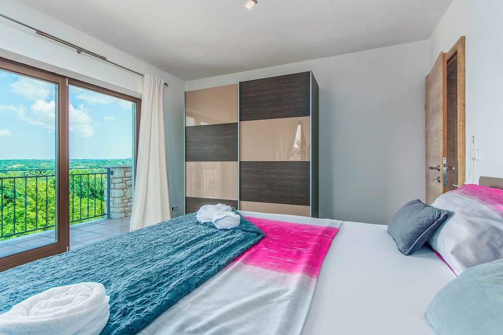 PUY_87633_Villa_Lightwood_0524_01.jpg
