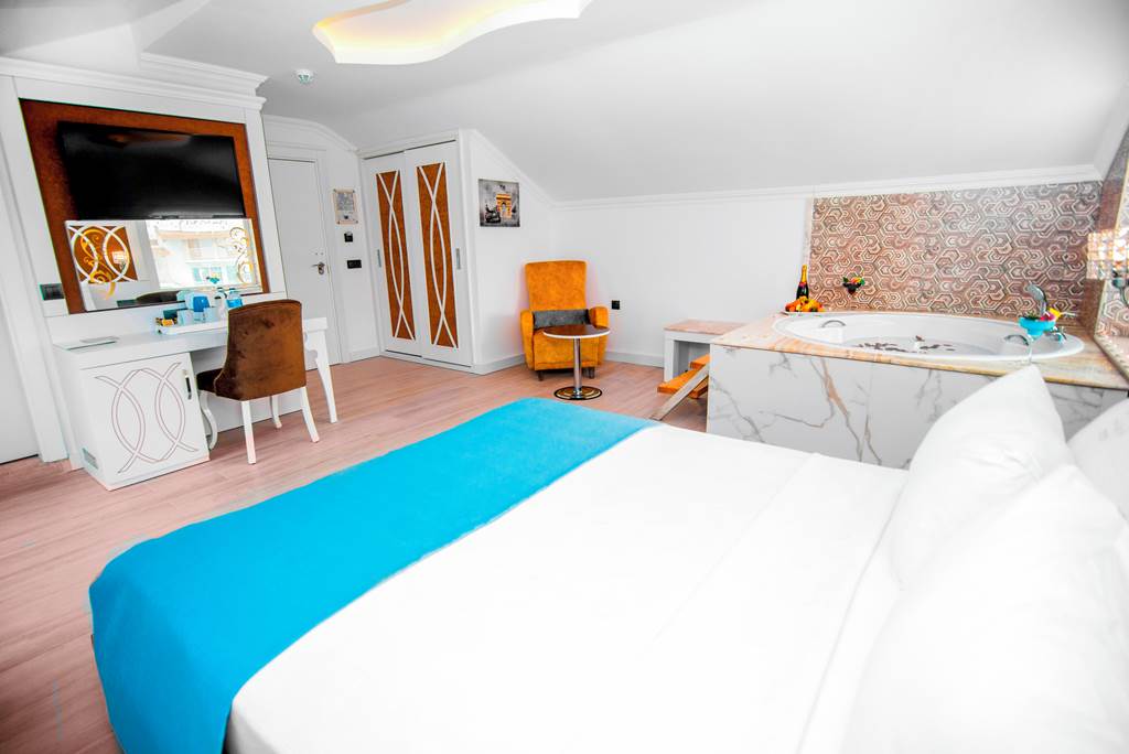 DLM_75707_Ocean_Blue_Hotel_0619_02.jpg