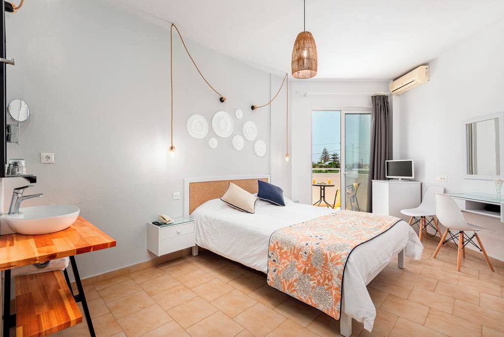 CHQ_84431_Mrs_Chryssana_Beach_Hotel_1122_06.jpg