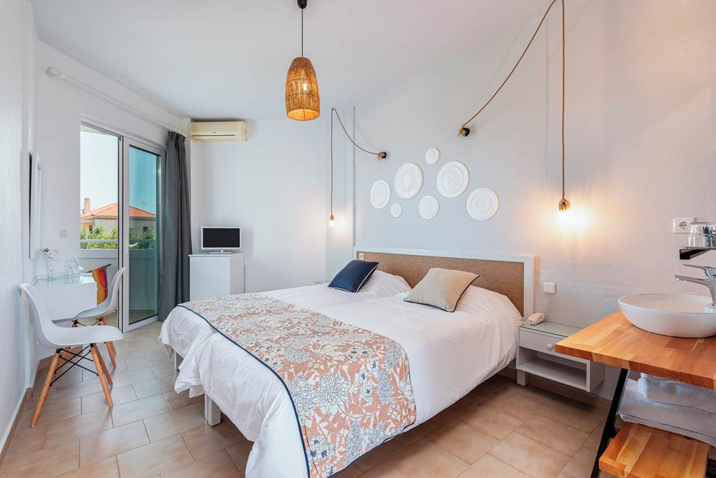 CHQ_84431_Mrs_Chryssana_Beach_Hotel_1122_01.jpg