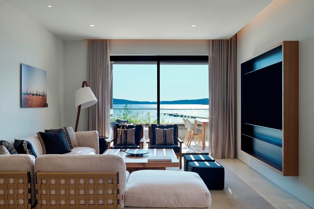 KLX_85207_W_Costa_Navarino_0325_08.jpg