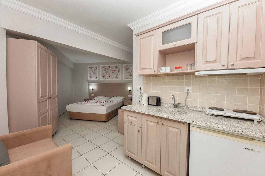 DLM_85597_Palm_Garden_Apartments_0723_05.jpg
