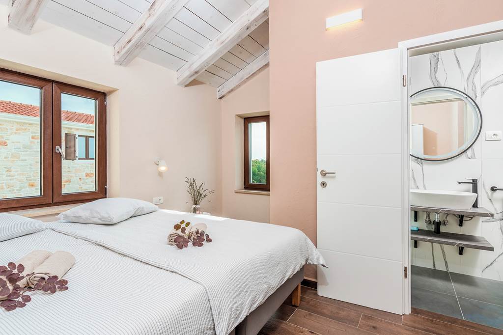 PUY_87797_Villa_Rural_Stone_lux_0724_04.jpg