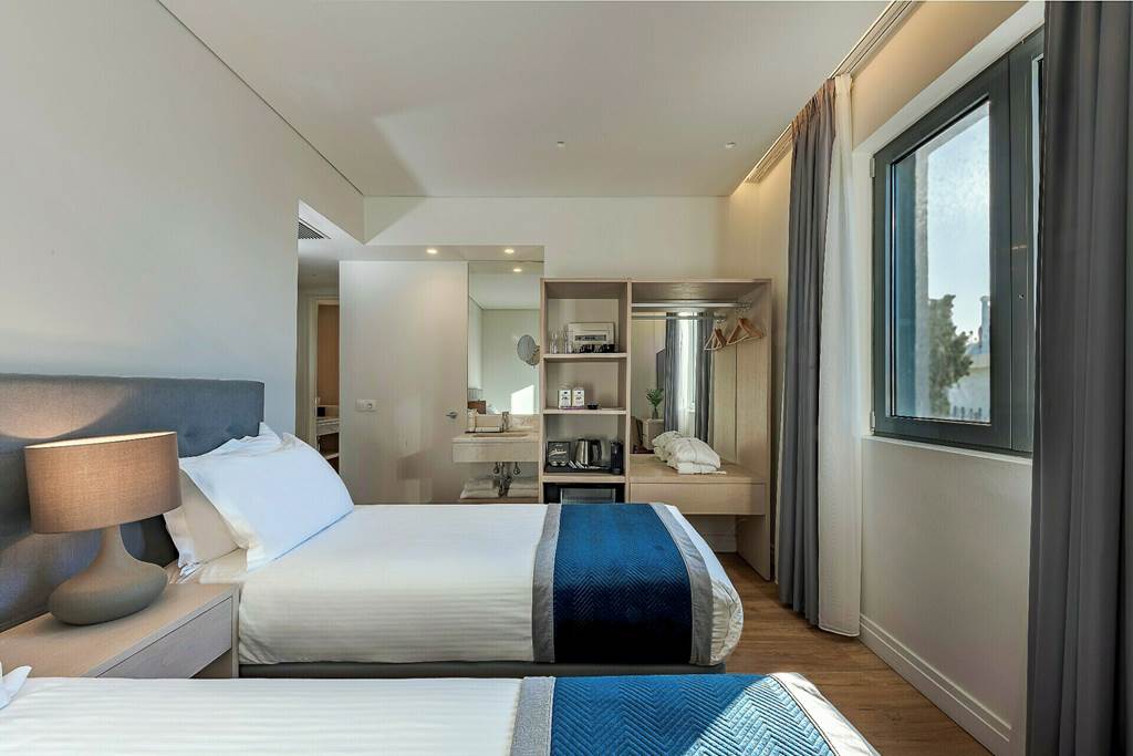 ATH_86444_Glyfada_Riviera_1123_01.jpg