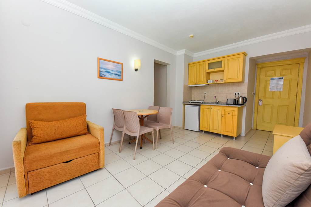 DLM_85597_Palm_Garden_Apartments_0723_02.jpg