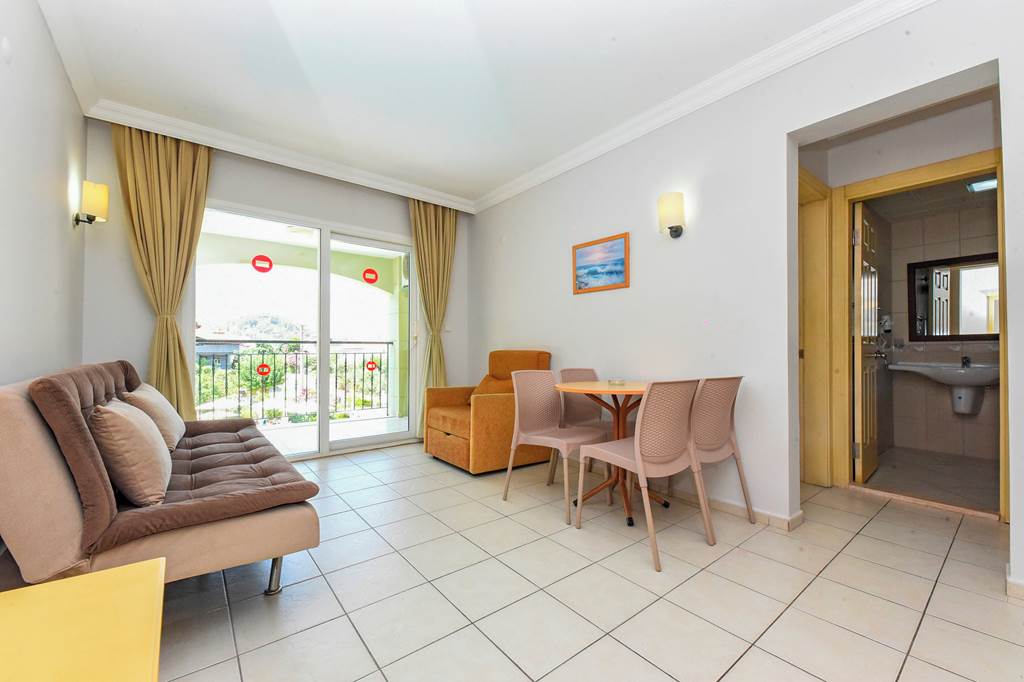 DLM_85597_Palm_Garden_Apartments_0723_01.jpg