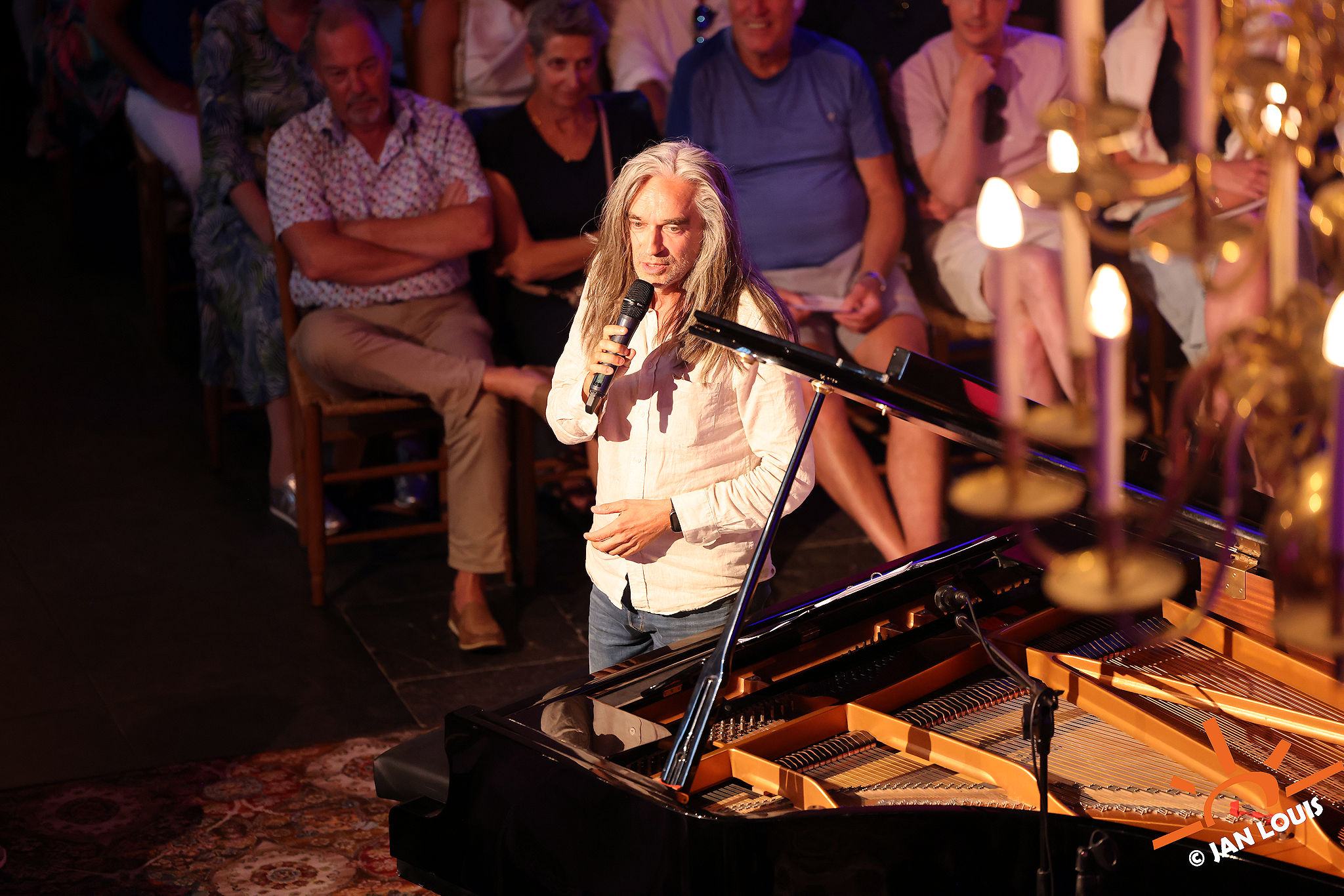 Jan Vayne achter piano