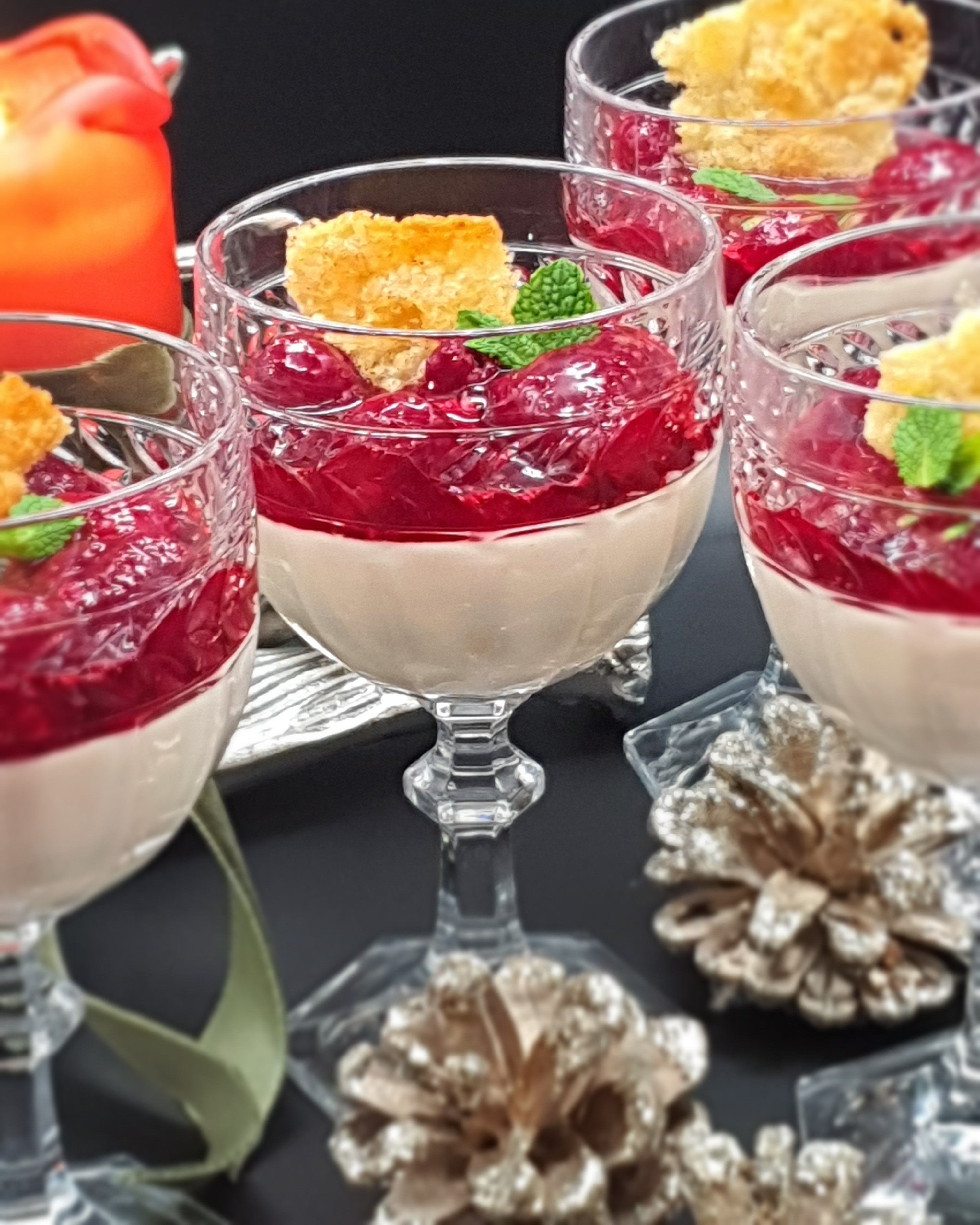 Mousse au chocolat blanc avec compote de framboises et croquant à la cannelle