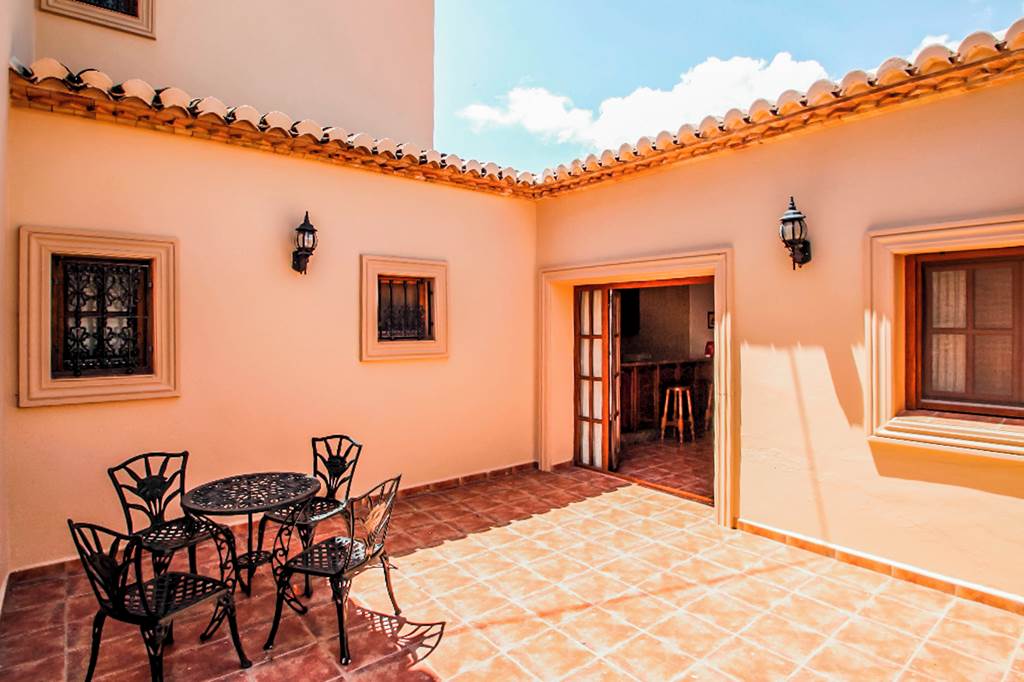 ALC_84005_Villa_Sala_0822_03.jpg