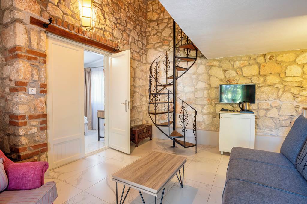 SKG_74048_Petrino_Suites_Hotel_0724_03.jpg