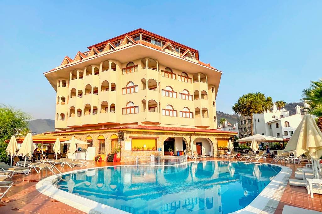 DLM_398_Fortuna_Beach_Hotel_0124_03.jpg