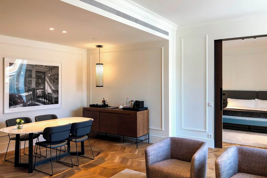 BUD_85639_Kozmo_Hotel_Suites_&_Spa_0823_11.jpg
