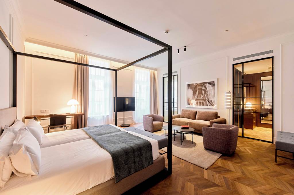 BUD_85639_Kozmo_Hotel_Suites_&_Spa_0823_18.jpg