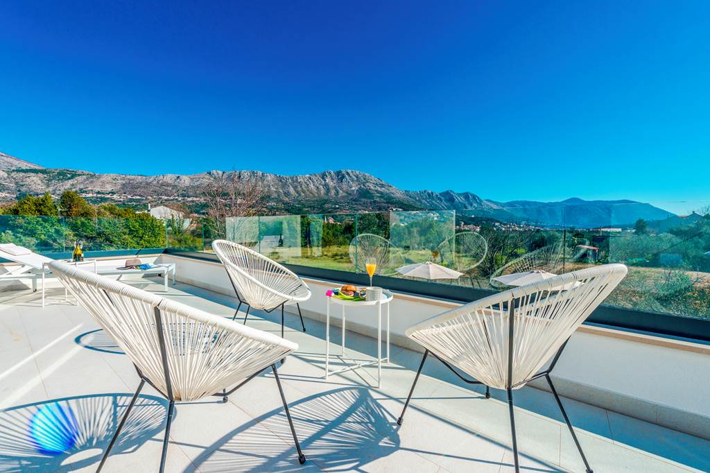 DBV_85927_Villa_Hillside_Rest_0823_02.jpg
