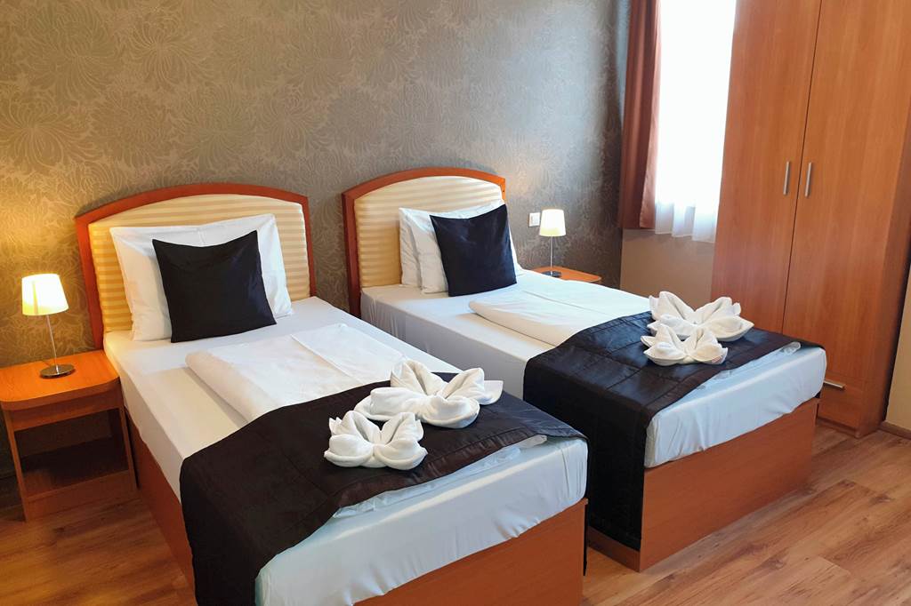 BUD_75711_Six_Inn_Hotel_0325_10.jpg