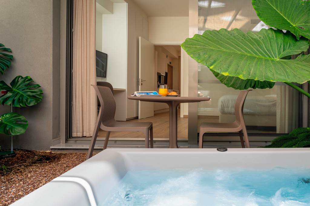 ATH_83655_Athens_Hill_Luxury_Apartments_0723_02.jpg